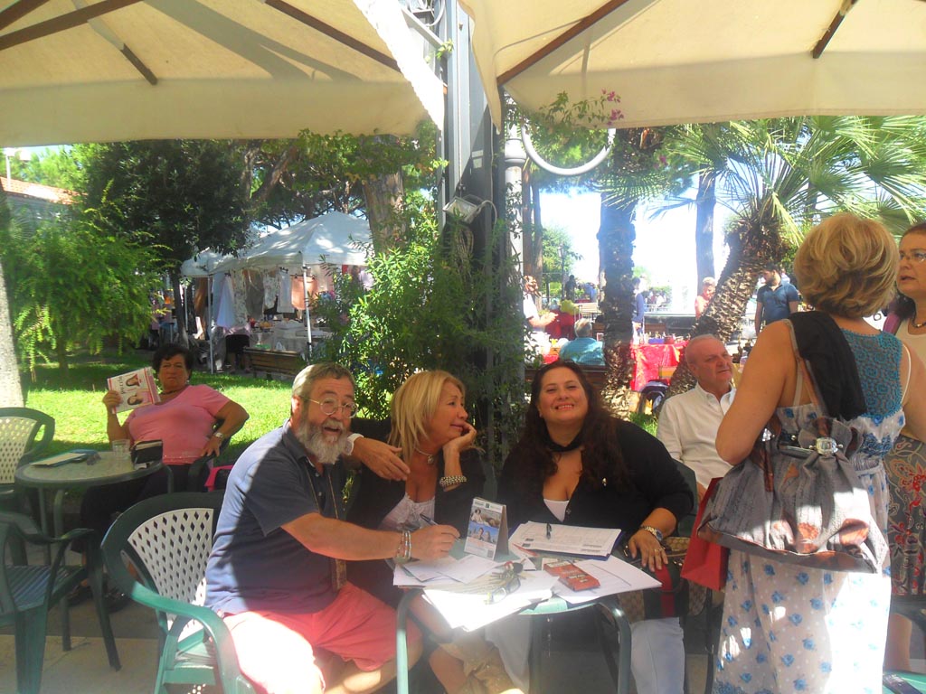 l' attrice Lucia Cassini firma con Caterina Iacono l' attrice Lucia Cassini firma con Caterina Iacono