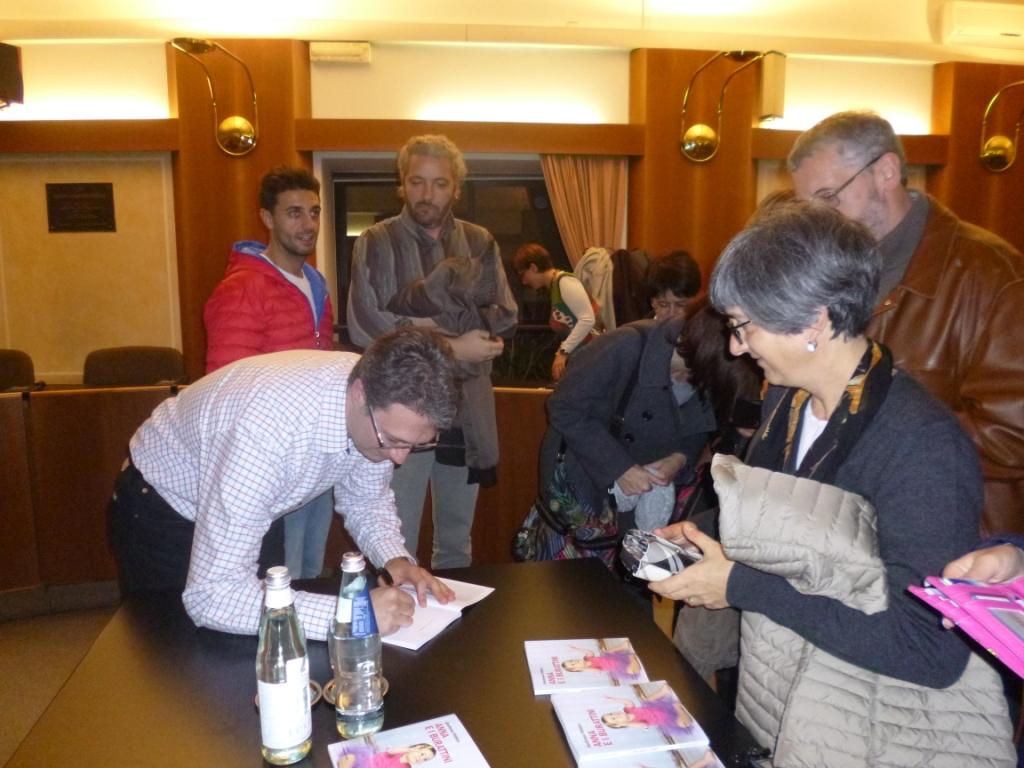 Gianfranco Mattera firma le dediche