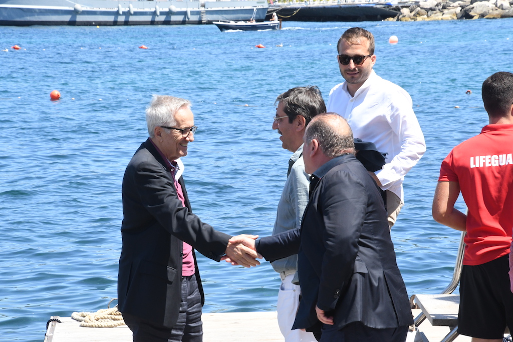 Bellocchio sbarca sull'isola d'Ischia ed arriva al Regina Isabella